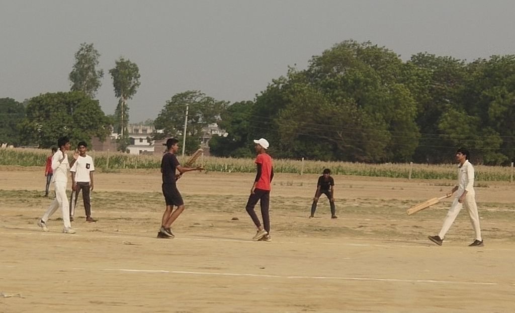 खिलाड़ियों ने लगाए चौके छक्के, क्रिकेट के खेल में बहाया पसीना
