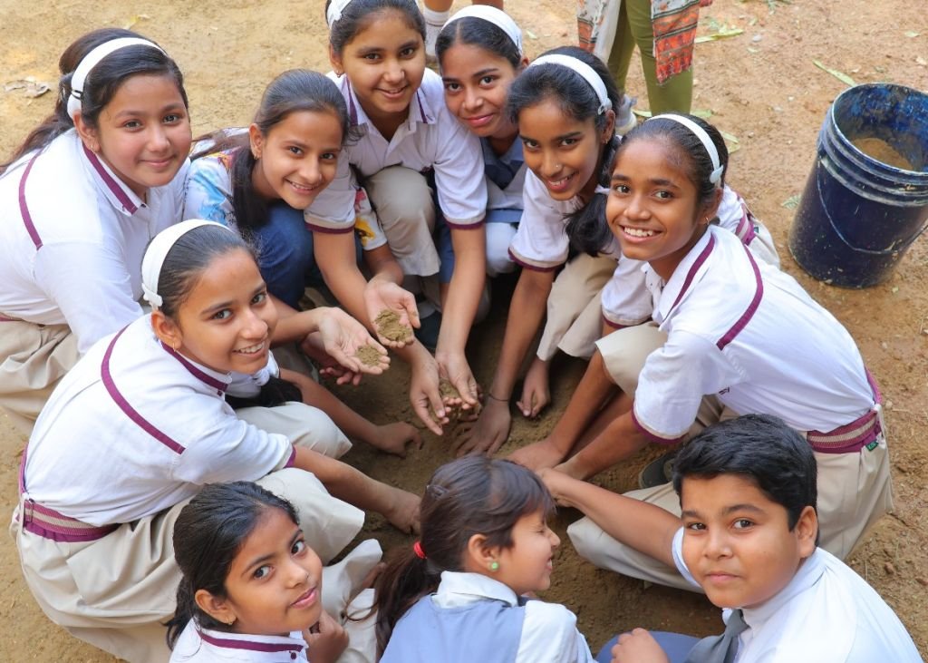 रोबोटिक्स, संगीत और पॉटरी मेकिंग के साथ कई चीजें सीखेंगे बच्चे