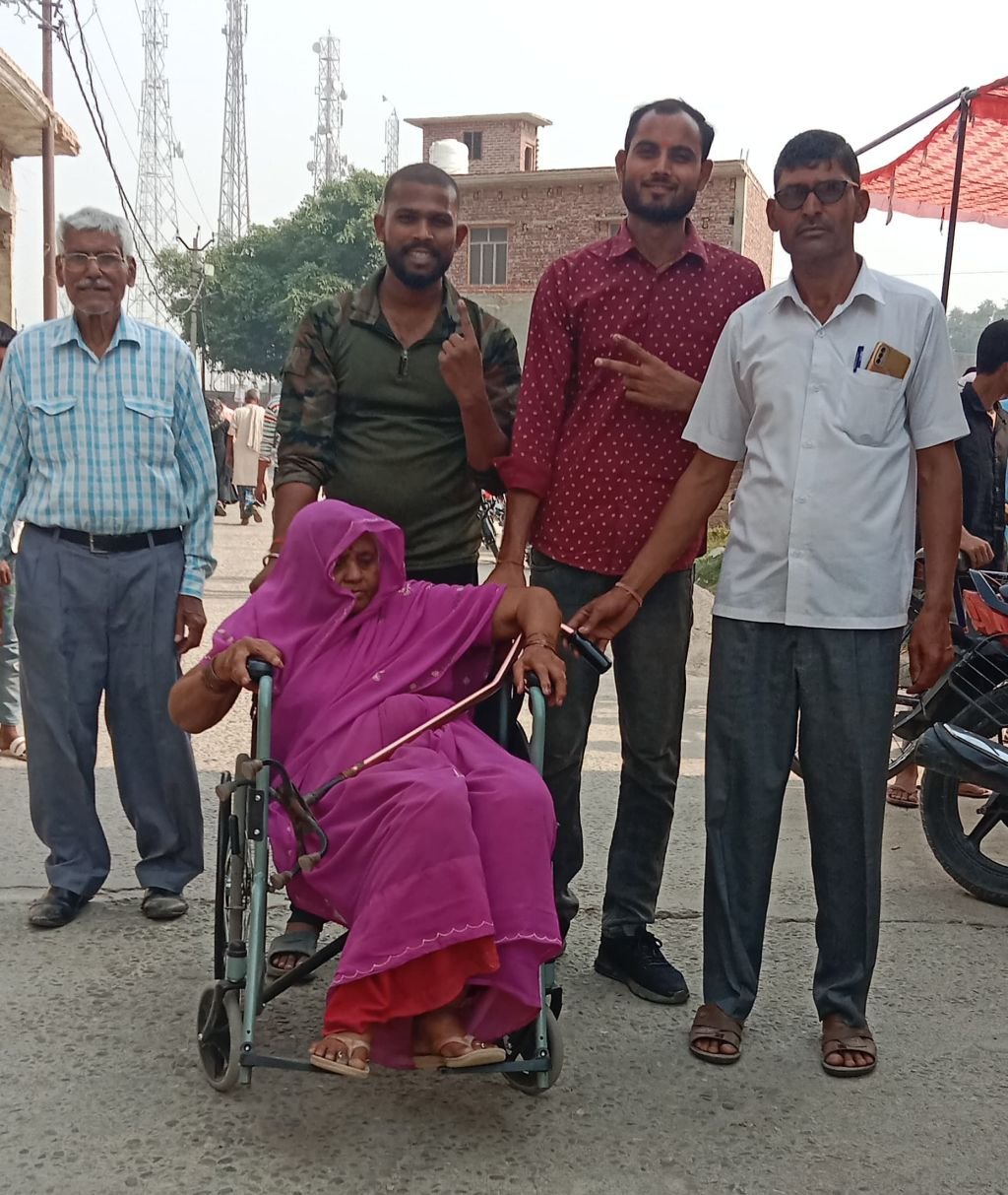 बदायूं में 11 बजे तक 25.65 प्रतिशत मतदान,  गर्मी ने बढ़ाई मुश्किल