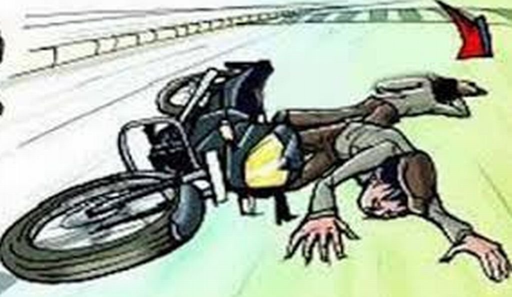 गांव लौट रहा था युवक, पोल से टकराई बाइक और फिर...