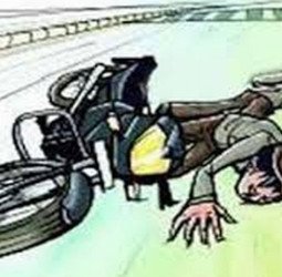 गांव लौट रहा था युवक, पोल से टकराई बाइक और फिर...