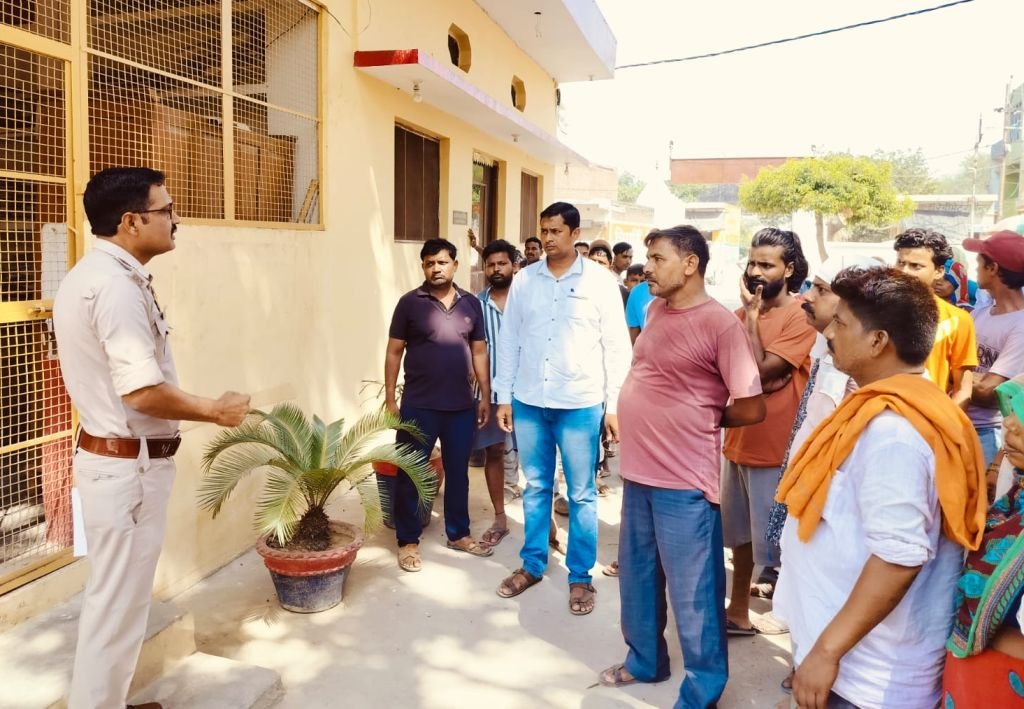 युवती को ले गया गैर समुदाय का युवक...पुलिस नहीं तलाश पाई तो थाने पहुंचे लोग