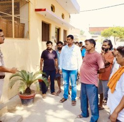 युवती को ले गया गैर समुदाय का युवक...पुलिस नहीं तलाश पाई तो थाने पहुंचे लोग