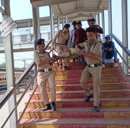 ट्रेन में महिला को हुई प्रसव पीड़ा..रेलवे ने दी सहायता, पुत्र का हुआ जन्म