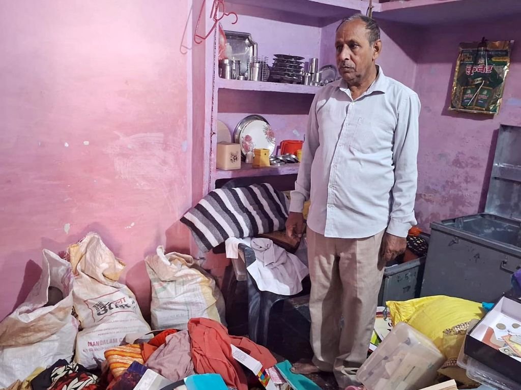 उझानी में तीन घरों से लाखों का माल साफ कर गए चोर, एक जगह जगने पर भागे