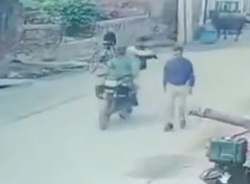 वीडियोः पैदल स्कूल जा रहे थे प्रधानाचार्य...पीछे बाइक से आए बदमाश और सिर में मार दी गोली