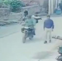 वीडियोः पैदल स्कूल जा रहे थे प्रधानाचार्य...पीछे बाइक से आए बदमाश और सिर में मार दी गोली