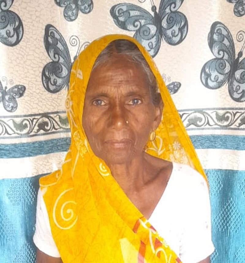 रोड पार कर रही थी बुजुर्ग महिला, बाइक की टक्कर से हुई मौत