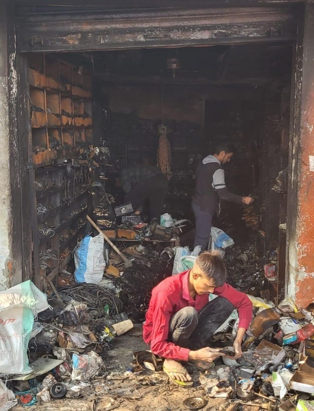 पूजा के 'दीपक' ने स्वाह कर दी दुकान...धुआं निकला तो चला पता, बीस लाख का नुकसान
