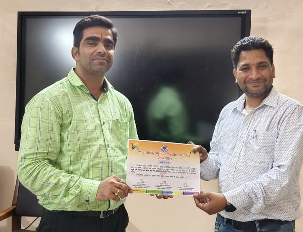 राज्य स्तरीय कला क्राफ्ट एवं पपेट्री प्रतियोगिता में शिक्षक मनीष हुए पुरस्कृत