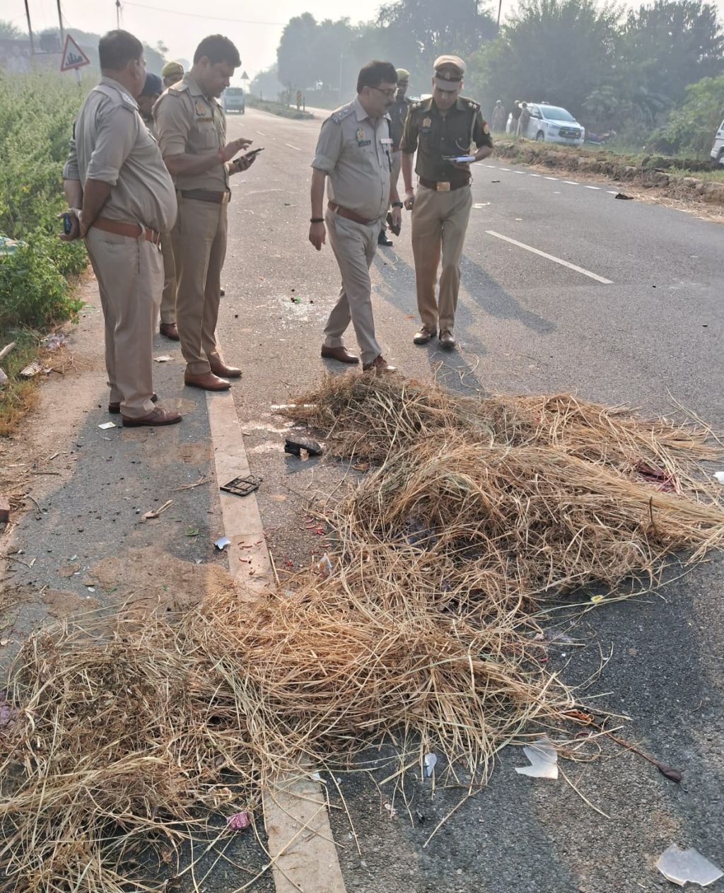 बदायूं में सड़क हादसे में छह की मौत...सड़क पर इतना खून कि पुलिस को बिछानी पड़ी पुआल