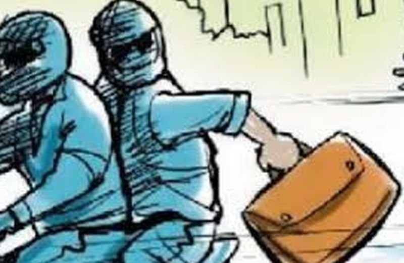 बैंक से पैसा निकाल रहे हैं तो रहें सावधान, कड़िया सांसी गैंग न बना ले निशाना