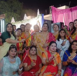 भजनों पर झूम उठे भक्त, हर तरफ छाई वृंदावन की छटा