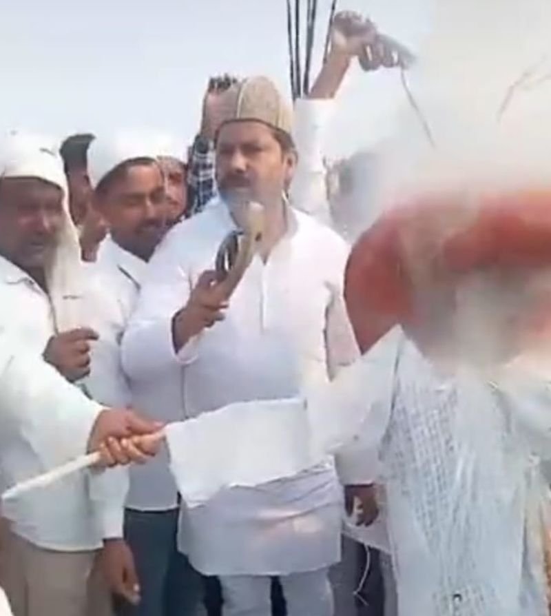 यति नरसिंहानंद का पुतला फूंककर बरसाईं चप्पलें, 13 गिरफ्तार