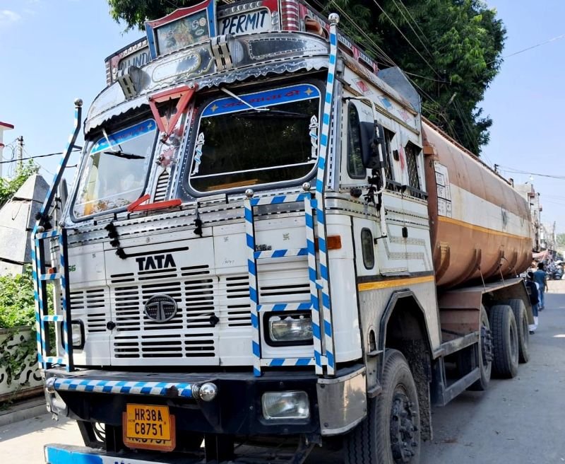 फर्जी कागजों पर आगरा ले जाया जा रहा था शीरा, पुलिस ने पकड़ा टैंकर