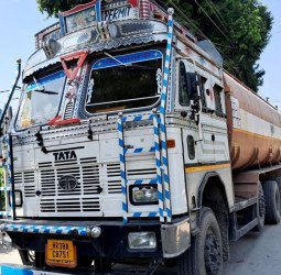 फर्जी कागजों पर आगरा ले जाया जा रहा था शीरा, पुलिस ने पकड़ा टैंकर