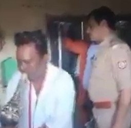 वीडियोः नागिन ले रही 'इंतकाम', तीन को डंसकर मारा...अब बीन बजवाकर ढूंढ रही पुलिस