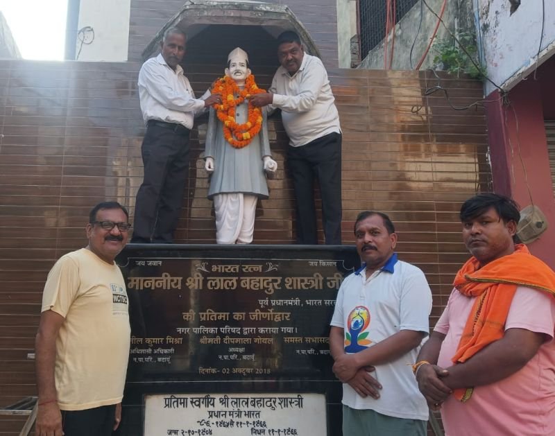 शास्त्री जी की प्रतिमा पर किया माल्यार्पण