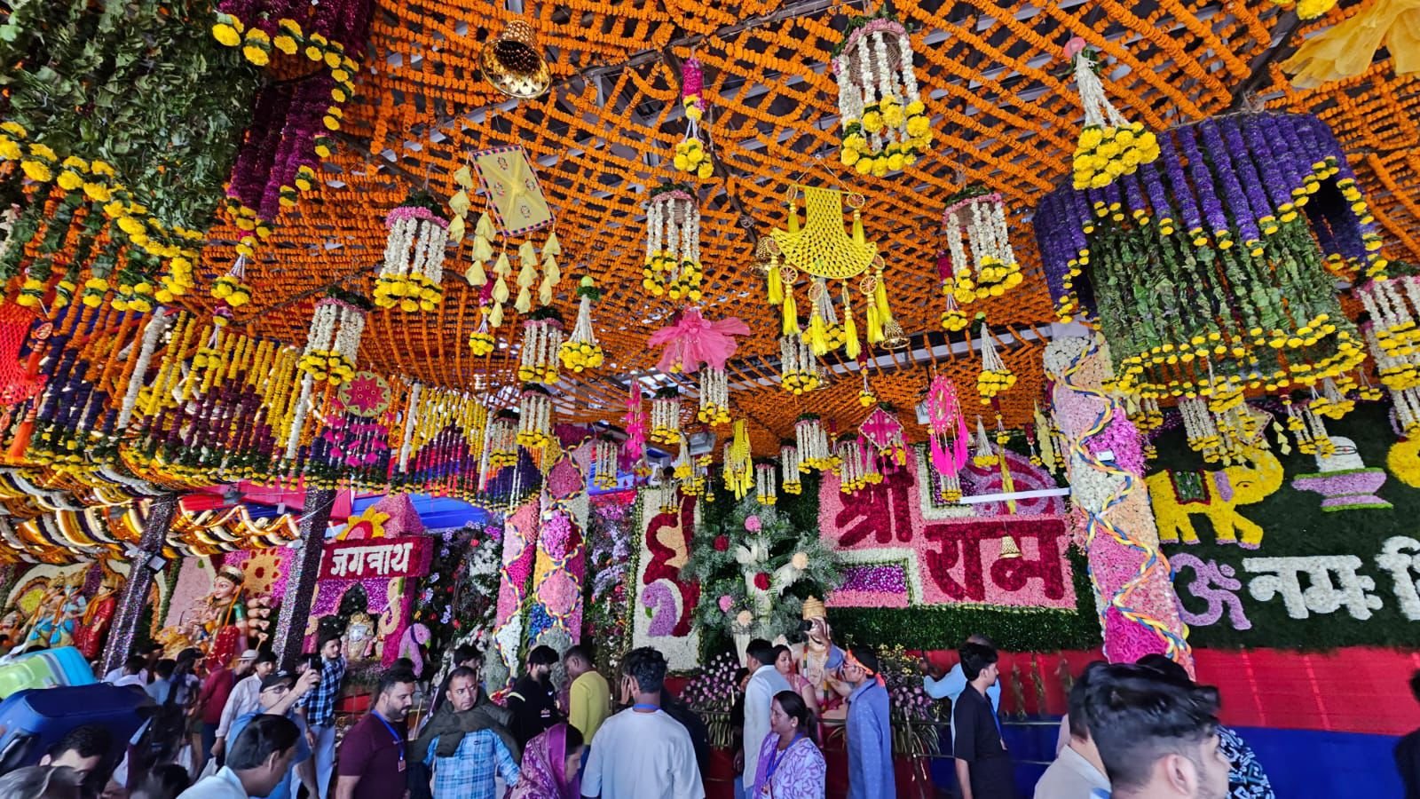 देश-विदेश के फूलों से महका मां वैष्णो देवी भवन