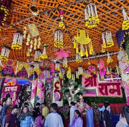 देश-विदेश के फूलों से महका मां वैष्णो देवी भवन