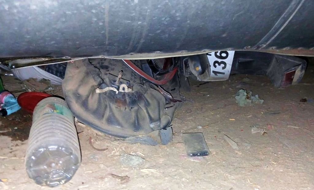 बाइक पर पलट गया धान की बोरी लदा ट्रक, बुरी तरह कुचल गए दो युवक