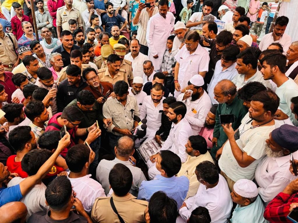 बच्ची के परिजनों से मिले सांसद, एक लाख की आर्थिक मदद की घोषणा