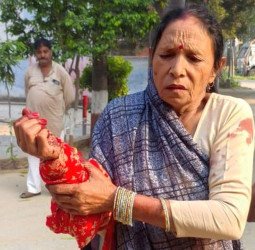 गाली देने से मना किया तो घर में घुसा सिरफिरा, फरसा लेकर ताबड़तोड़ कर दिए वार