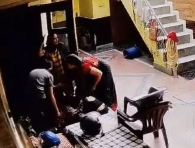 'सेक्स रैकेट में पकड़ी गई है बेटी'...ठग ने धमकाया तो मां को आया हार्टअटैक, मौत