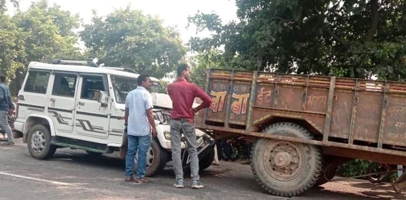 बोलरो की टक्कर से बोनट पर उछलकर गिरा ट्रैक्टर पर बैठा मजदूर, देखते ही देखते तोड़ दिया दम