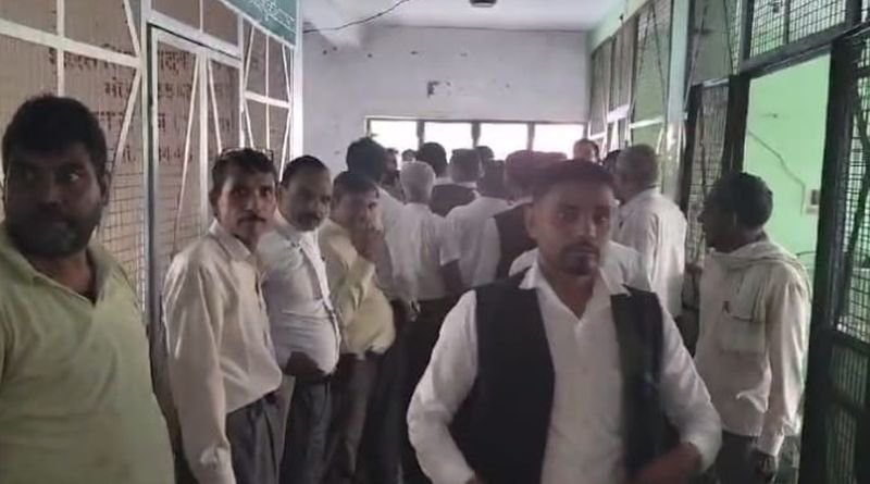 कलेक्ट्रेट में वकील समेत मुवक्किलों पर हमला, अफरातफरी के बीच दो हमलावर पकड़े