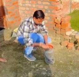 वीडियोः घर में निकले नाग को डिब्बे में बंद करने की कोशिश...फिर हुआ ऐसा