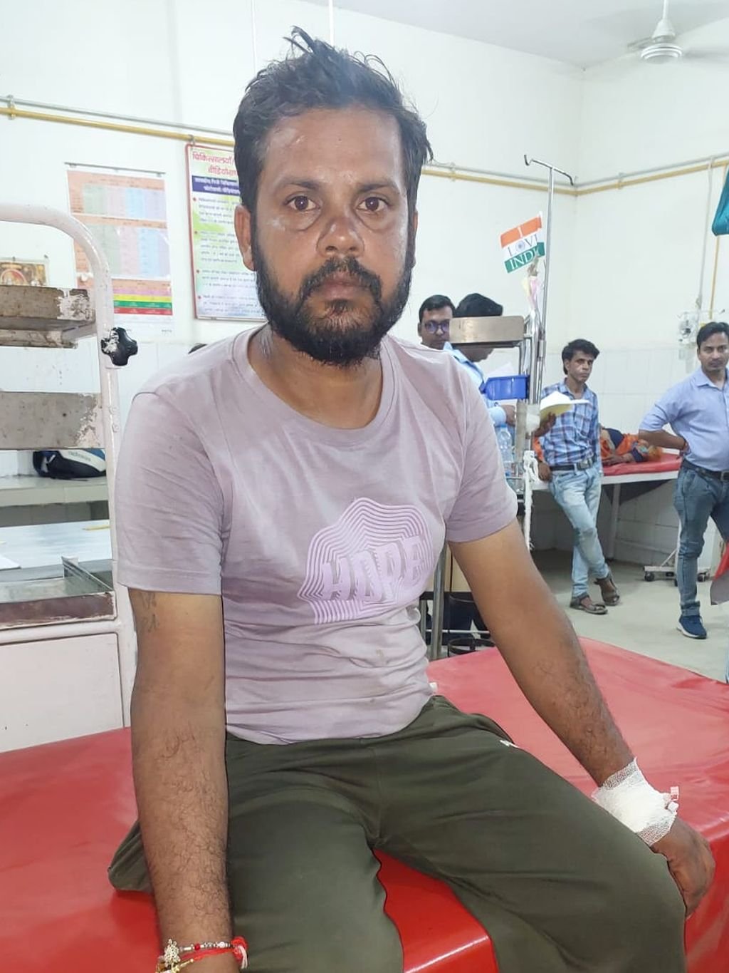 'जान बचाओ मेरी, इसने मुझे काट लिया है' ...बोरी में सांप बंद करके अस्पताल पहुंचा युवक