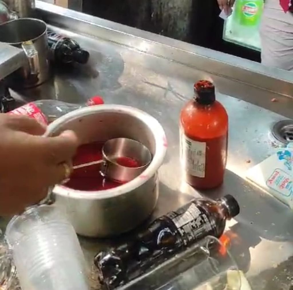 वीडियो: जूस पीने का शौक है तो जूसर ले लो...वरना कभी 'पेशाब' मिला जूस पीओगे तो कभी 'रंग' मिला