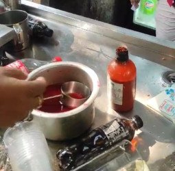 वीडियो: जूस पीने का शौक है तो जूसर ले लो...वरना कभी 'पेशाब' मिला जूस पीओगे तो कभी 'रंग' मिला