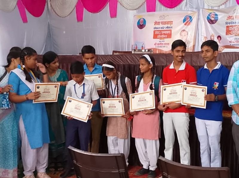 कला में ज्योति और निबंध प्रतियोगिता में अर्जित ने बाजी मारी