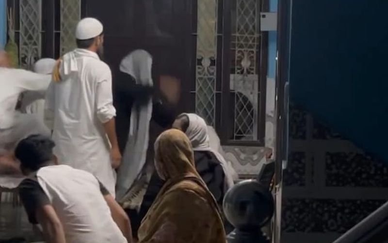 वीडियो: इस मौलाना ने की ऐसी हरकत...भरी पंचायत में महिला ने चप्पलों से पीटा