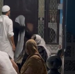 वीडियो: इस मौलाना ने की ऐसी हरकत...भरी पंचायत में महिला ने चप्पलों से पीटा