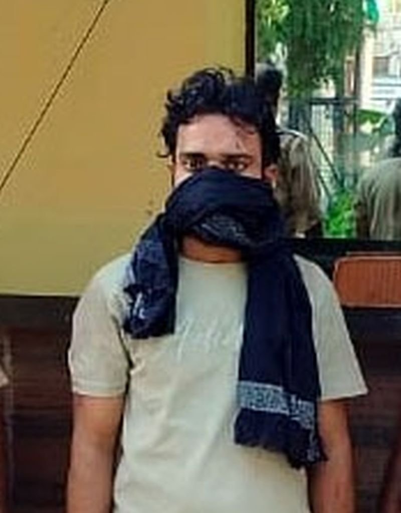 युवती के घर में रात में घुसना पड़ा महंगा...लोगों ने बांधकर लगाई पिटाई (देखें वीडियो)