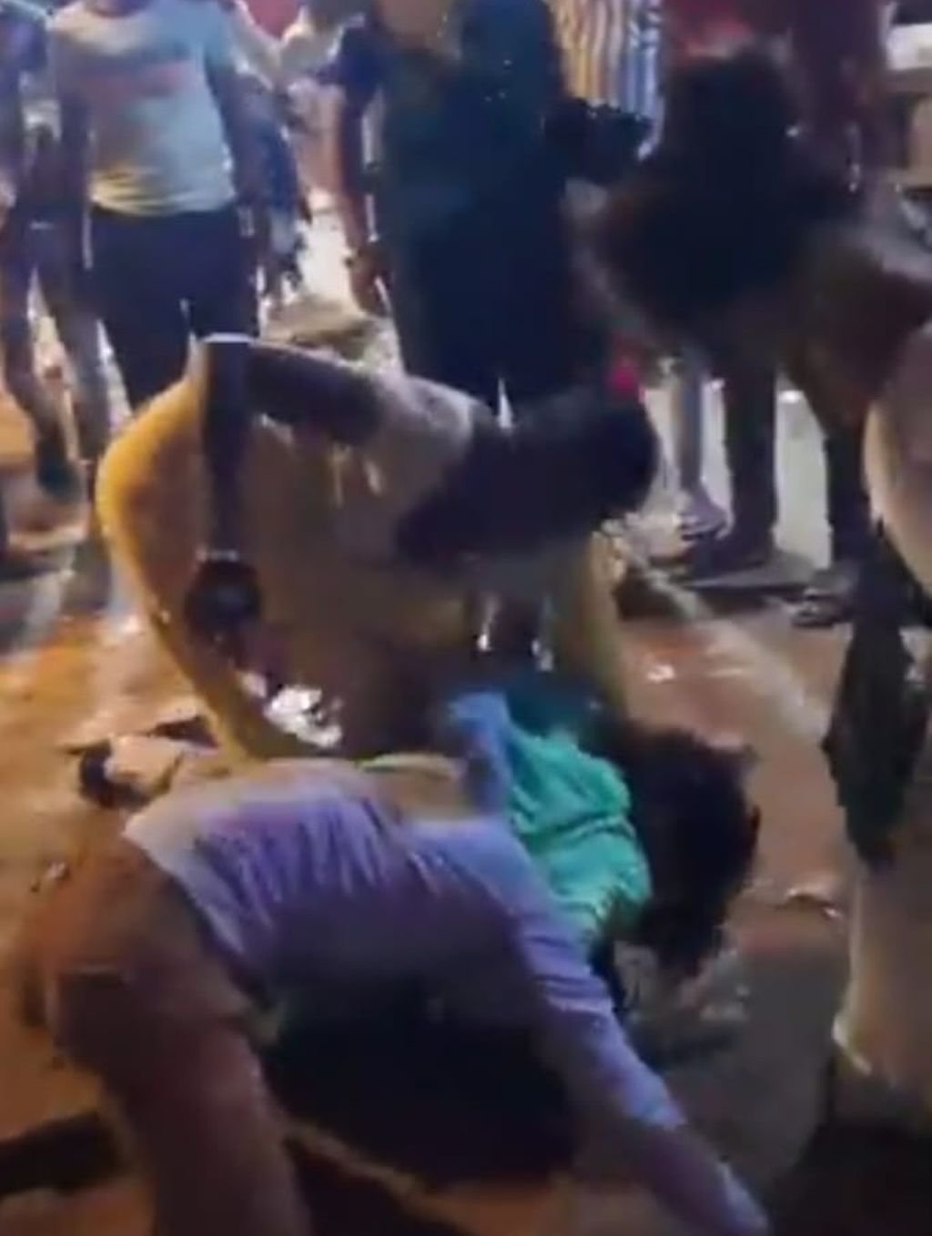 (वीडियो):  छेड़खानी, गलतफहमी या फिर पुरानी खुन्नस...पर हुआ 'दे-दना-दन'