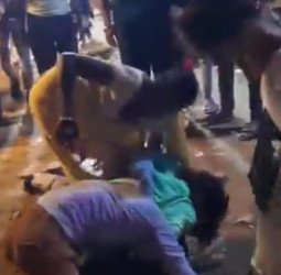 (वीडियो):  छेड़खानी, गलतफहमी या फिर पुरानी खुन्नस...पर हुआ 'दे-दना-दन'