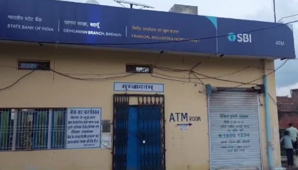 रुपये निकालने गई महिला ने बैंक में ही तोड़ दिया दम...फिर हुआ ये