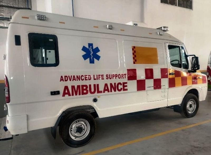 ऑक्सीजन के सहारे जिंदा था पति, एंबुलेंस में पत्नी से छेड़छाड़, फिर पति को बाहर फेंका