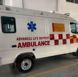 ऑक्सीजन के सहारे जिंदा था पति, एंबुलेंस में पत्नी से छेड़छाड़, फिर पति को बाहर फेंका