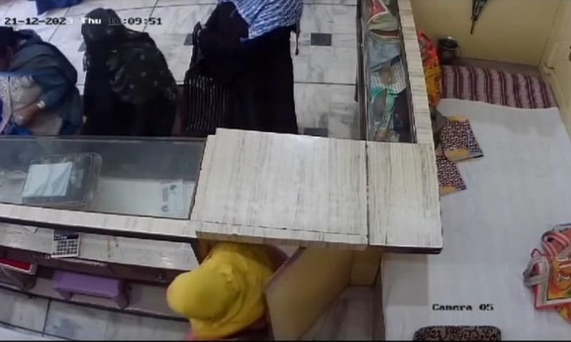 ये दोनों वीडियो देखिये...बच्ची के चोरी करने का शातिराना अंदाज देखकर चौंक जाएंगे