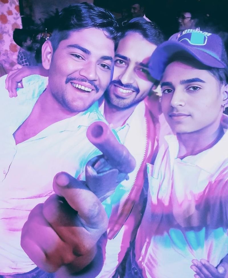 हाथ में तमंचा लिए युवक का फोटो हो रहा वायरल