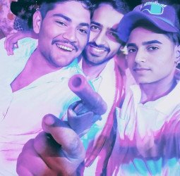 हाथ में तमंचा लिए युवक का फोटो हो रहा वायरल