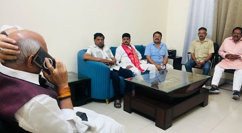 कैबिनेट मंत्री से मिले उत्तर प्रदेश उद्योग व्यापार प्रतिनिधि मंडल के पदाधिकारी