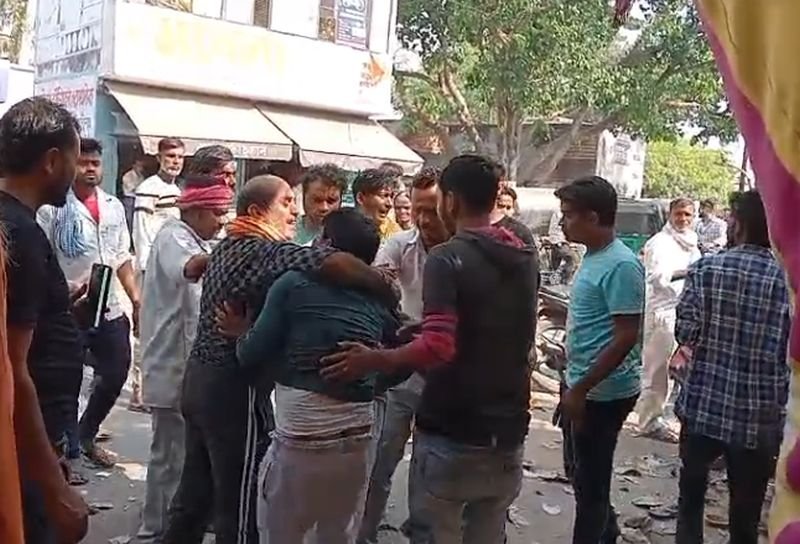 वीडियोः जहां चल रहा था भंडारा, वहीं हो रही थी पॉकेटमारी....पकड़ा गया चोर तो जमकर धुना