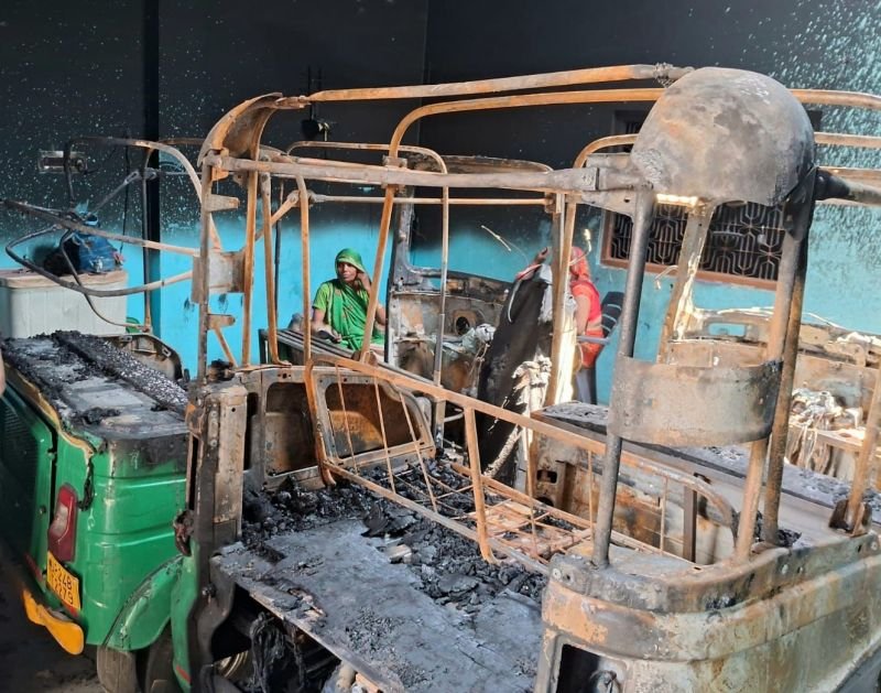 घर में लगी आग से 10 लाख का नुकसान, दो टेंपो समेत घर का काफी सामान हुआ स्वाह