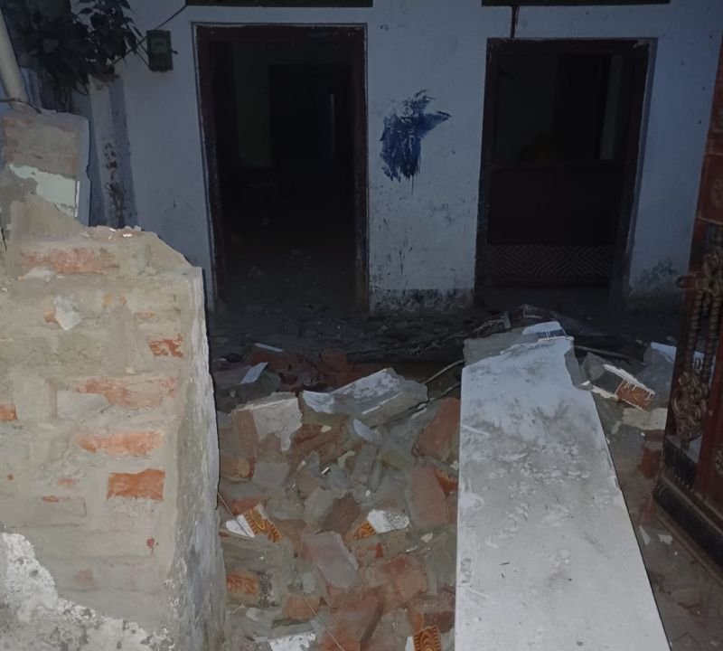 मकान में रखी आतिशबाजी में विस्फोट, ढह गया दो मंजिला मकान, दो की मौत, कई दबे